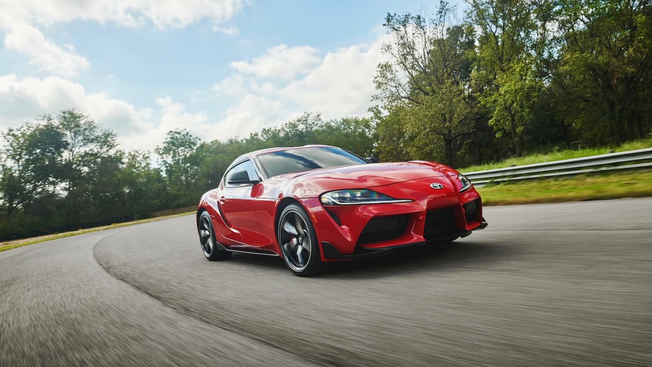Las medidas del nuevo Toyota Supra 2020 son, 172.5 pulgadas de longitud, 73 pulgadas de ancho 50.9 del altura, y distancia entre ejes de 97.2 pulgadas. El peso total del Supra 2020 es de 3,397 libras.