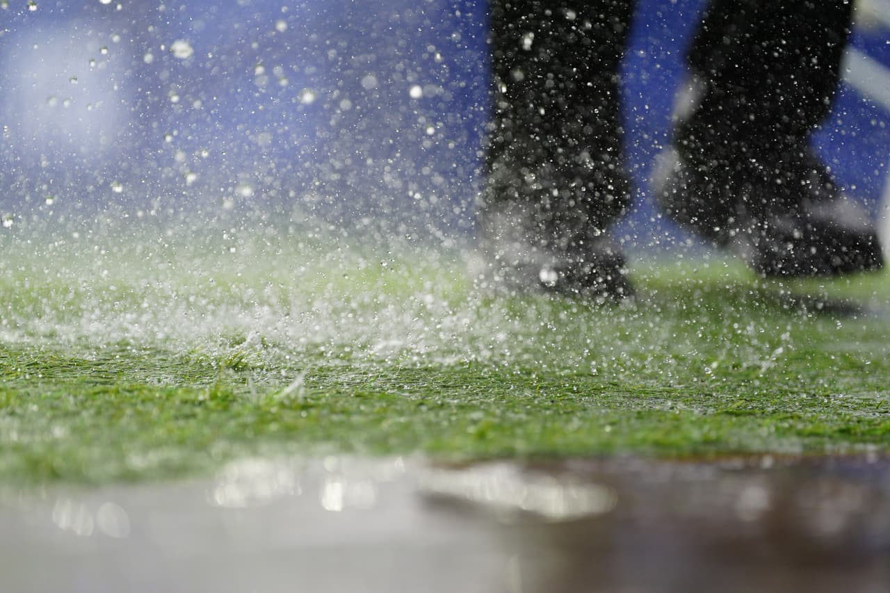 Cae una fuerte lluvia durante el partido de fútbol del Grupo I de la Copa del Mundo entre Francia e Irak en Filadelfia, el lunes 22 de junio de 2026.