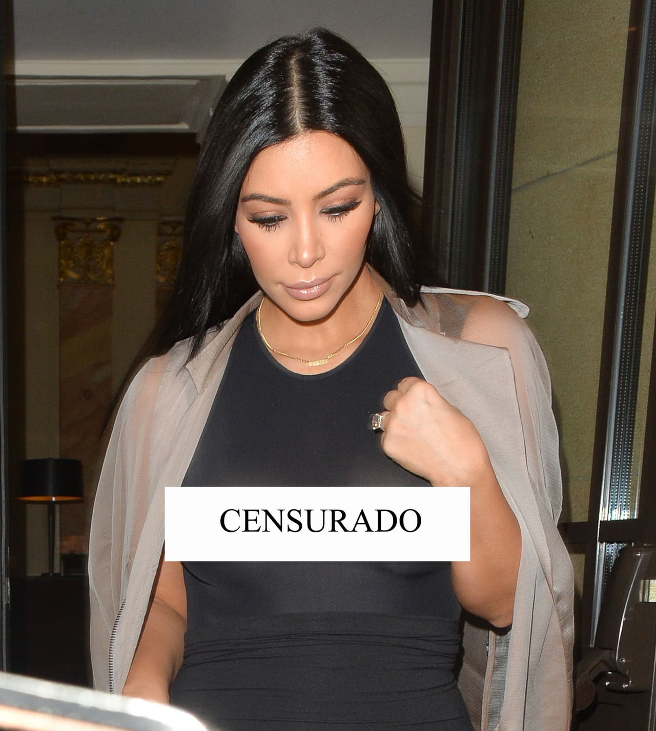 Dejó su hotel con una blusa súper transparente.