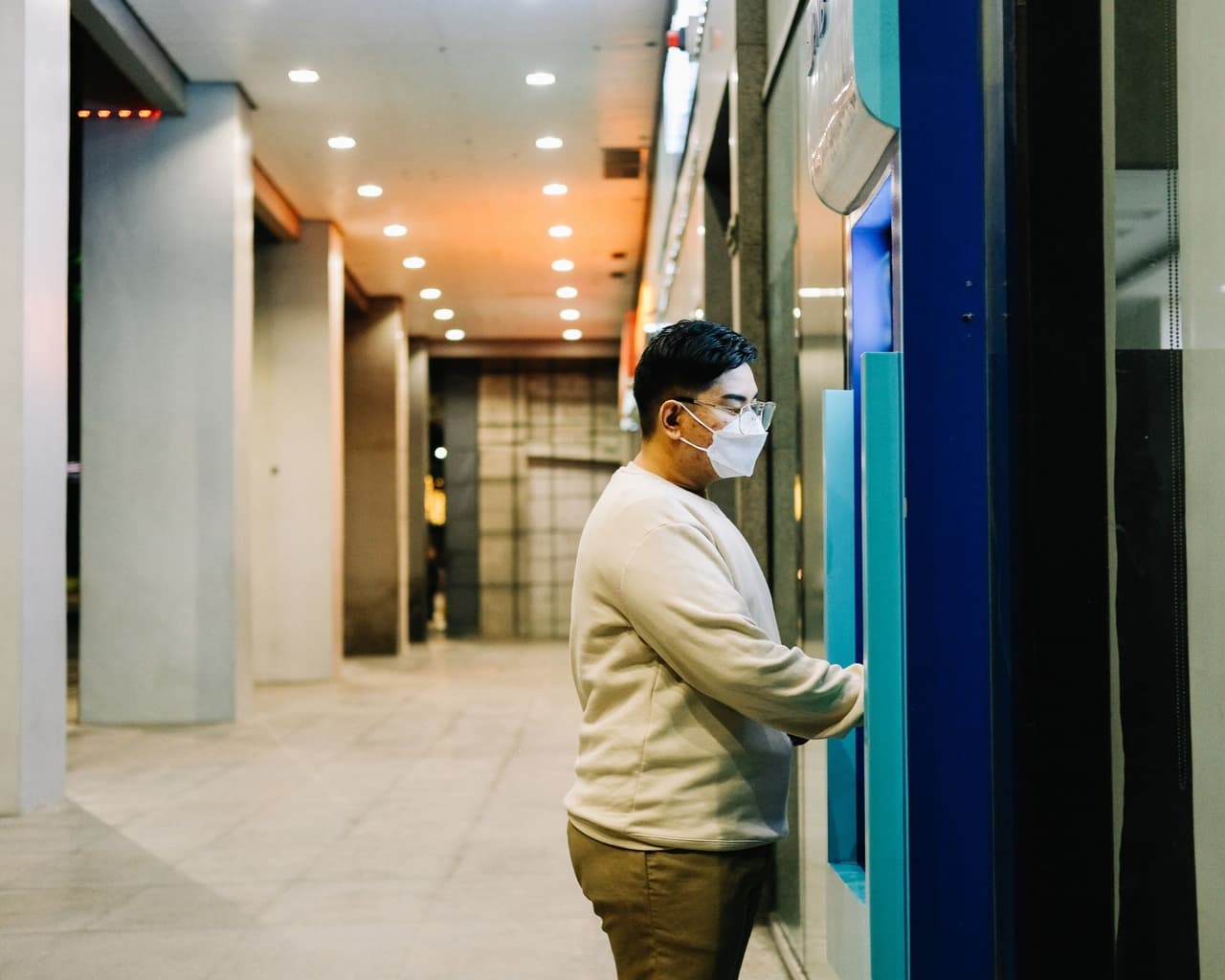 Cada vez que introduzcas un PIN de la tarjeta de débito, asume que hay alguien espiando. Tal vez está sobre tu hombro o a través de una cámara oculta. Incluso si el cajero automático o la máquina de pago parecen estar bien, cubre tu mano mientras ingresas tu PIN.
<br>