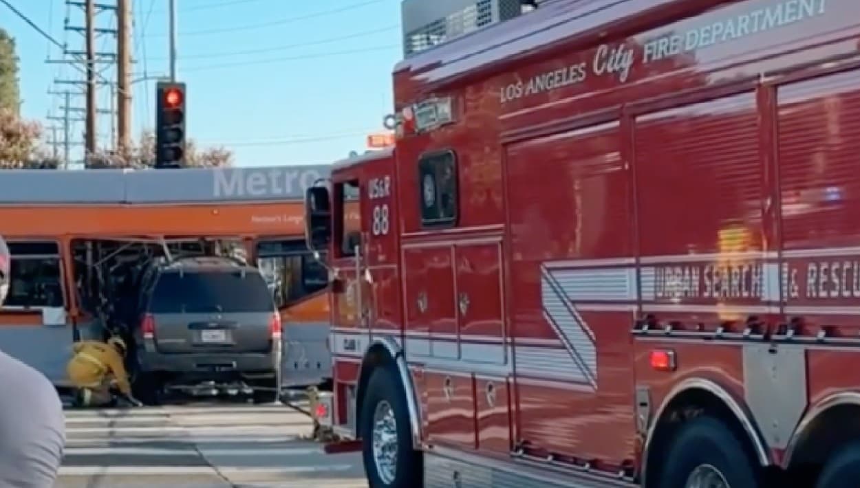 El Departamento de Policía de Los Ángeles informó de manera preliminar que las 5:03 de la tarde, del martes, 15 de septiembre,
<b> la conductora Bailee Lynn Ríos iba manejando en sentido contrario y se saltó un alto,</b> en la intersección de la
<b>calle Nordhoff con la avenida De Soto</b>, en el vecindario de
<b>Chatsworth</b>, en Los Ángeles.
<br>Ríos chocó un auto primero, antes de incrustar
<b>su camioneta Ford Expedition, de 2004,</b> en un
<b>autobús de pasajeros de Metro LA.</b>