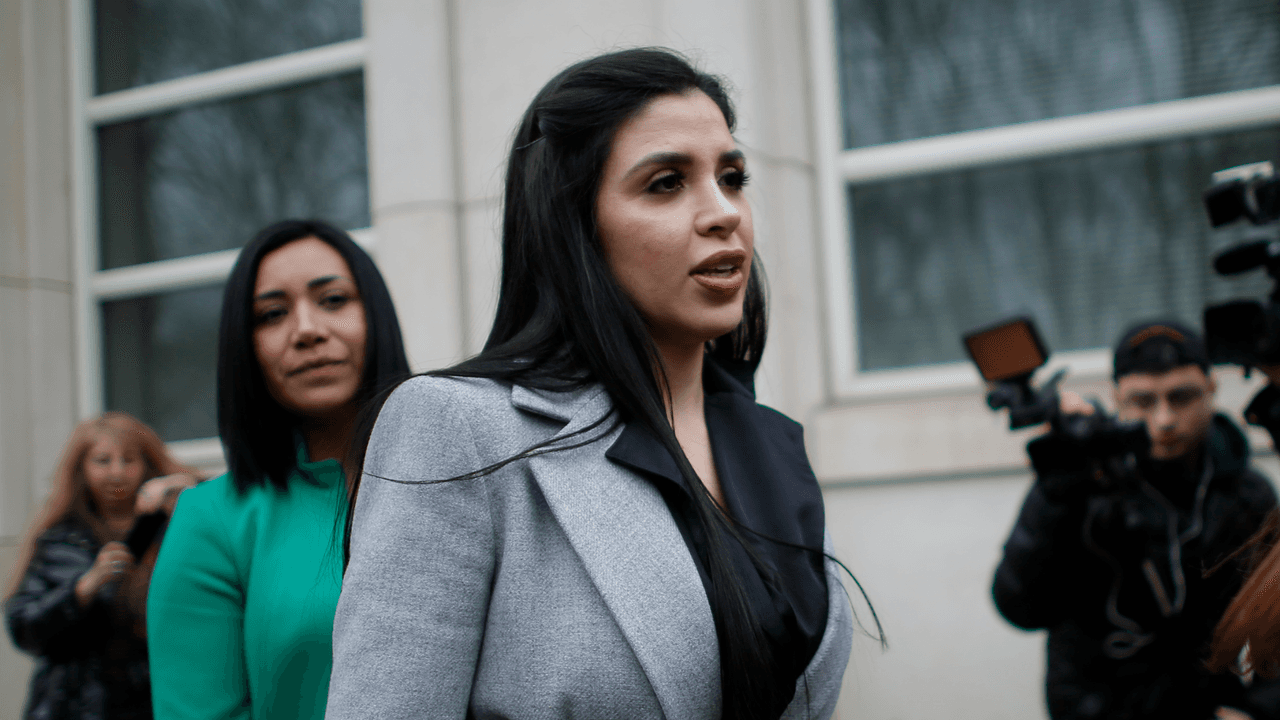 La esposa de Guzmán recibió la noticia de que el 5 de septiembre se escogerá al jurado del caso por narcotráfico que pesa sobre su marido.