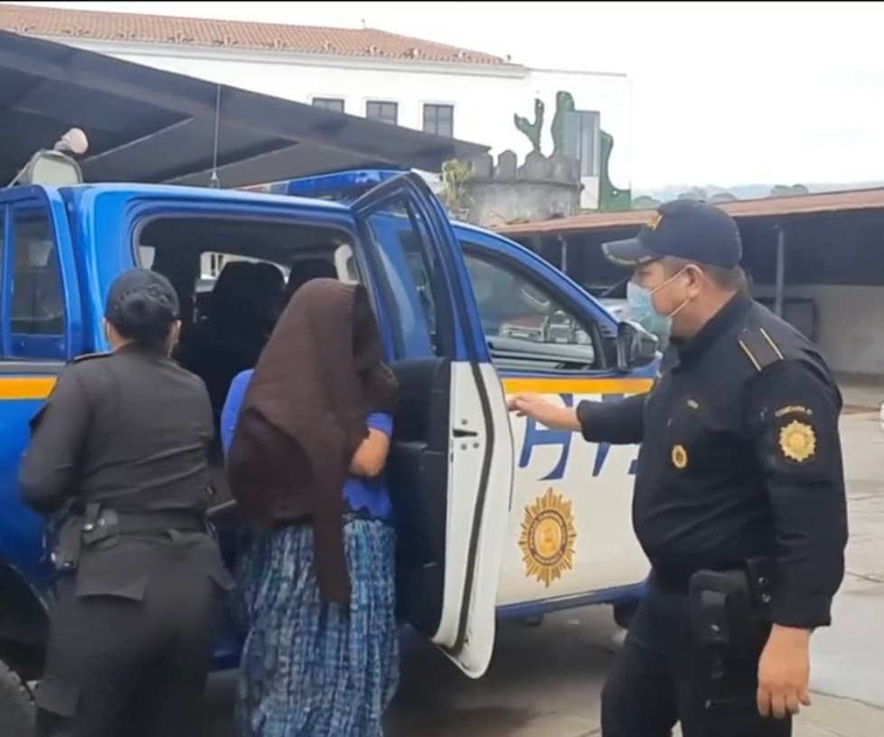 Esposada y con la cara cubierta la mujer llegó hasta un juzgado donde fue interrogada por una jueza a quien le confesó haber decapitado a su marido, pero alegó que lo hizo en legítima defensa al ver que su vida,
<b> y la de su hijo que llevaba en el vientre, corría peligro ante la violencia ejercida por aquel hombre fuera de sus cabales. </b>
<br>