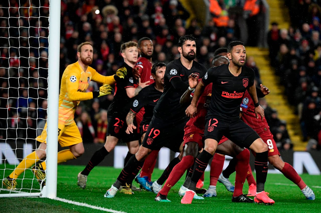 Todos los futbolistas atentos en las jugadas a balón parado que no fueron factor para ninguno de los dos conjuntos.