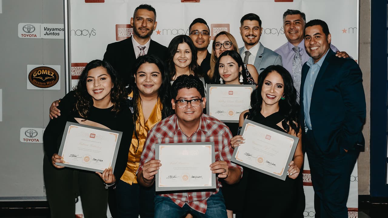 Otorgan cinco becas a estudiantes de comunicación en Houston