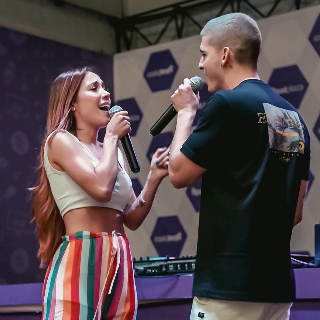 Este domingo, amigos y familiares del joven cantante acudieron al evento, donde
<b><a href="https://www.youtube.com/watch?v=jtpMHYYCdGI">Luisa Fernanda W presentó el último tema que grabaron juntos, llamado 'Me sigues queriendo'</a></b>. “Hace dos años, Legarda escribió una canción hermosa. Hace poco me la mostró y yo me enamoré de esta canción.
<b> </b>Yo le dije, 'mi amor tenemos que grabar esta canción juntos'. Aparte que es una canción hermosa, parece una predicción”, dijo la también cantante colombiana.