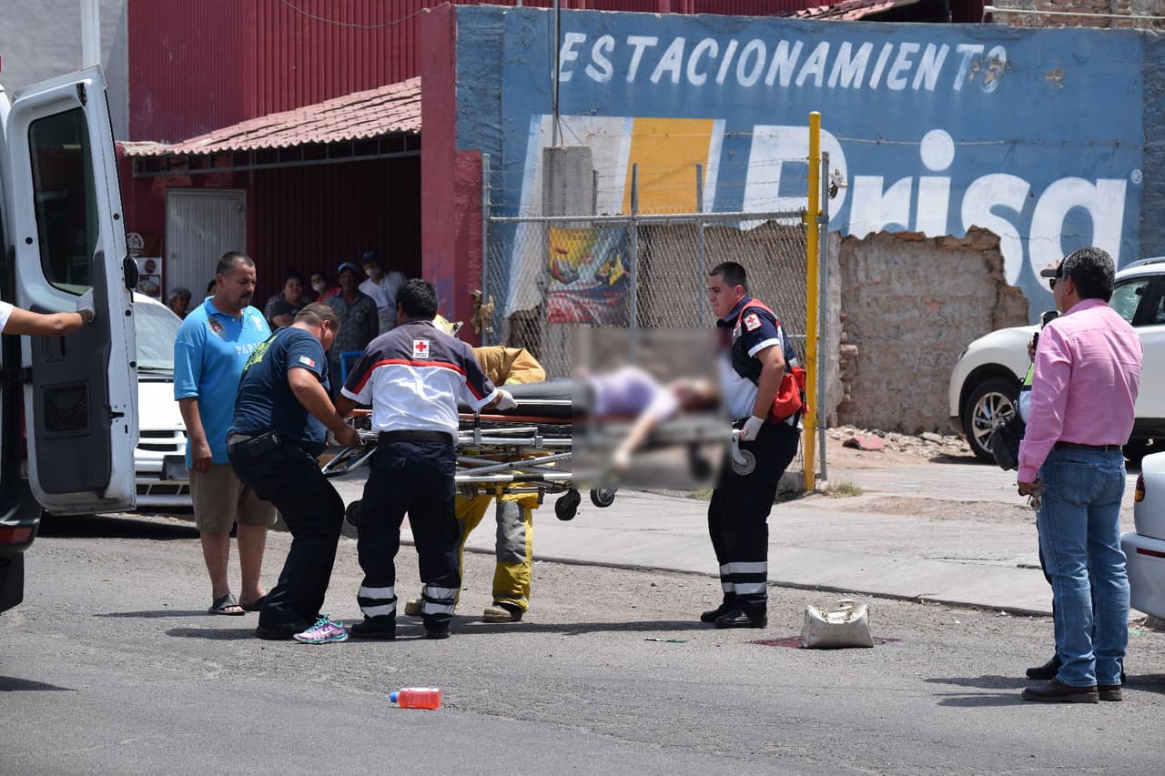 Autoridades llevan a Blanca Vianney a una ambulancia para ser trasladada al hospital, donde fue declarada muerta.