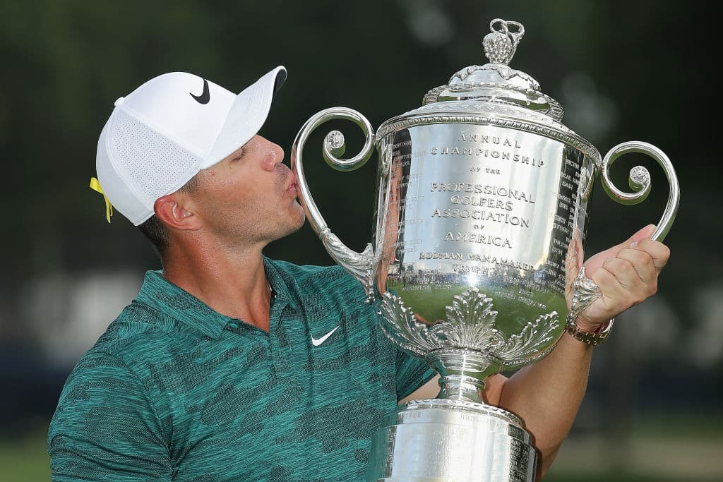 Koepka cerró con un 4-bajo par y una tarjeta de 66, lo cual lo convierte apenas en el quinto jugador en la historia en ganar el US Open and PGA Championship el mismo año.
<br>