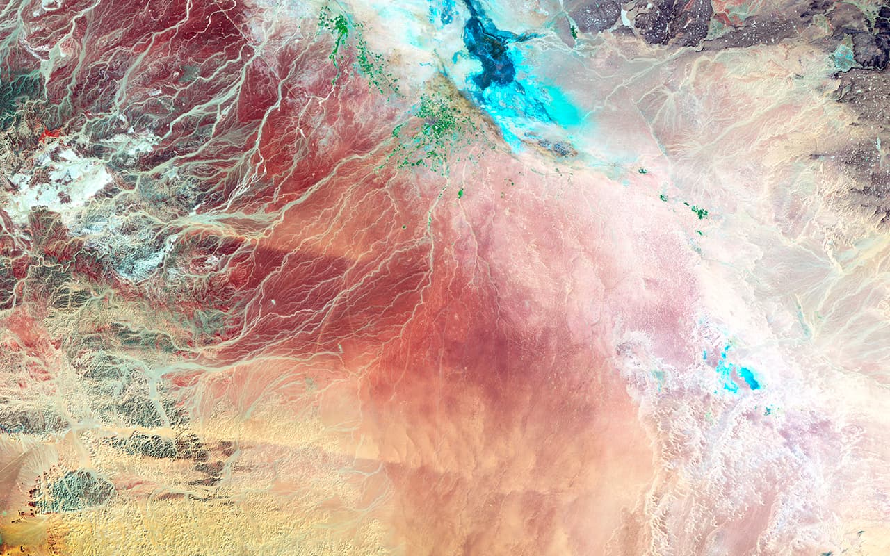 <b>Círculos de cultivos en el desierto 1: 5 de febrero de 1987. "</b>En las últimas tres décadas, Arabia Saudita ha estado perforando un recurso más valioso que el petróleo... han aprovechado reservas ocultas de agua para cultivar granos, frutas y verduras en el desierto", explica la NASA. Esta es una serie de imágenes que muestra cómo esta porción del desierto se ha convertido en una zona agrícola
<b>(ver la siguiente imagen). </b>
<br>