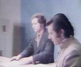Enrique Gratas en 1975 es el primer director de noticias. Aquí junto a Luis Echegoyen, presentador de noticias.