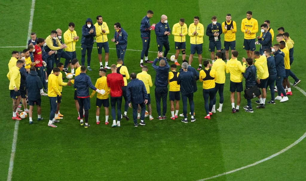 Unai Emery se encargó de hablar con todo el equipo antes de iniciar con los entrenamientos de cara a la final de la UEFA Europa League. Los jugadores del 'Submarino Amarillo' se mostraron alegeres y concentrados durante el calentamiento en el Arena Gdansk.