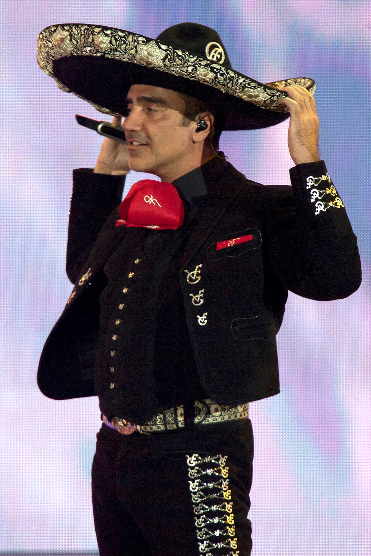 Su hijo Alejandro tampoco se quedó callado y cuando llegó su turno para cantar junto a su padre, las palabras precisas aparecieron: "Gracias papá por este gran legado que nos has dejado, gracias por formar parte de nuestras vidas y te juro que jamás voy a dejar morir la música mexicana..."