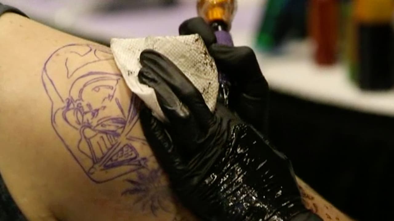 González aconseja que si quieres un tatuaje, mejor esperes a que termine por completo todo el trámite migratorio.