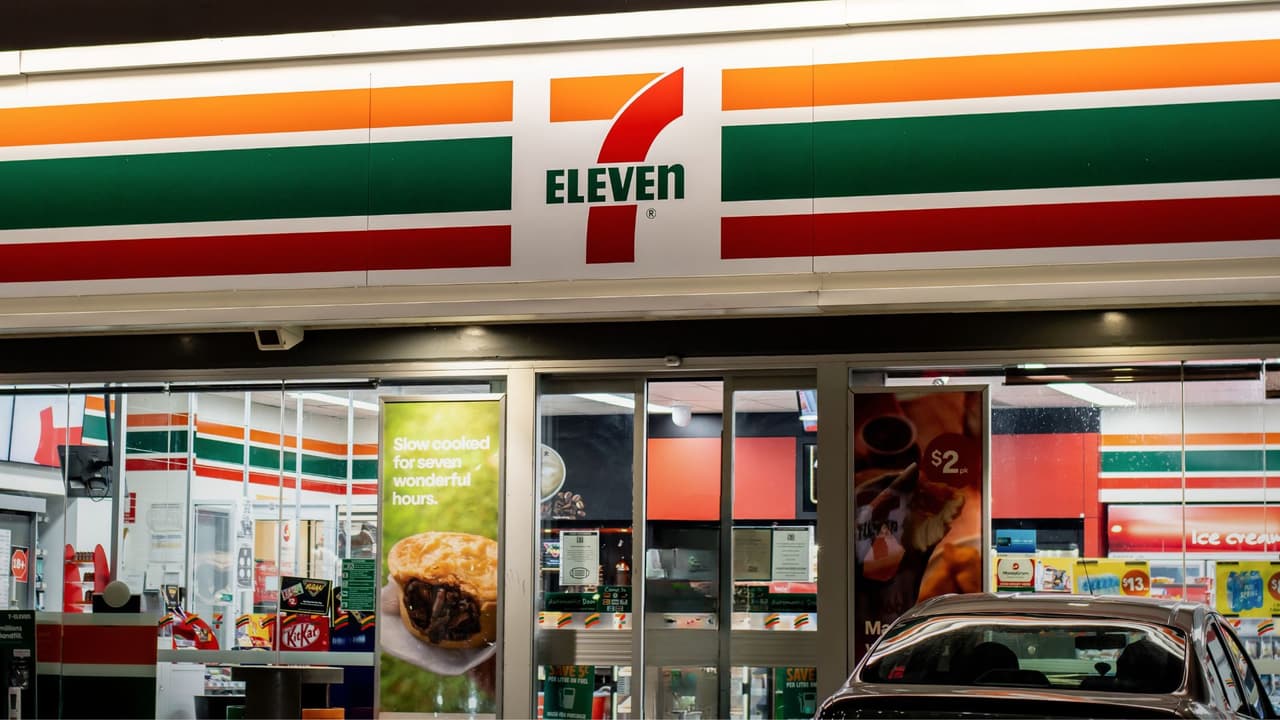 El plan de ajustes de 7-Eleven ya es oficial. Su empresa matriz, con sede en Irving, Texas, Seven & I Holdings,
<b>proyecta 645 cierres de tiendas en Estados Unidos y Canadá durante el año fiscal 2026. </b>
<br>Al mismo tiempo,
<b>prevé abrir 205 locales nuevos. </b>
<br>Pero hay un punto clave:
<b>no todos esos cierres implican la desaparición total de una tienda. </b>
<br>La empresa adelantó que
<b>parte de esos puntos serán convertidos a estaciones de combustible,</b> lo que significa que algunos seguirán operando.