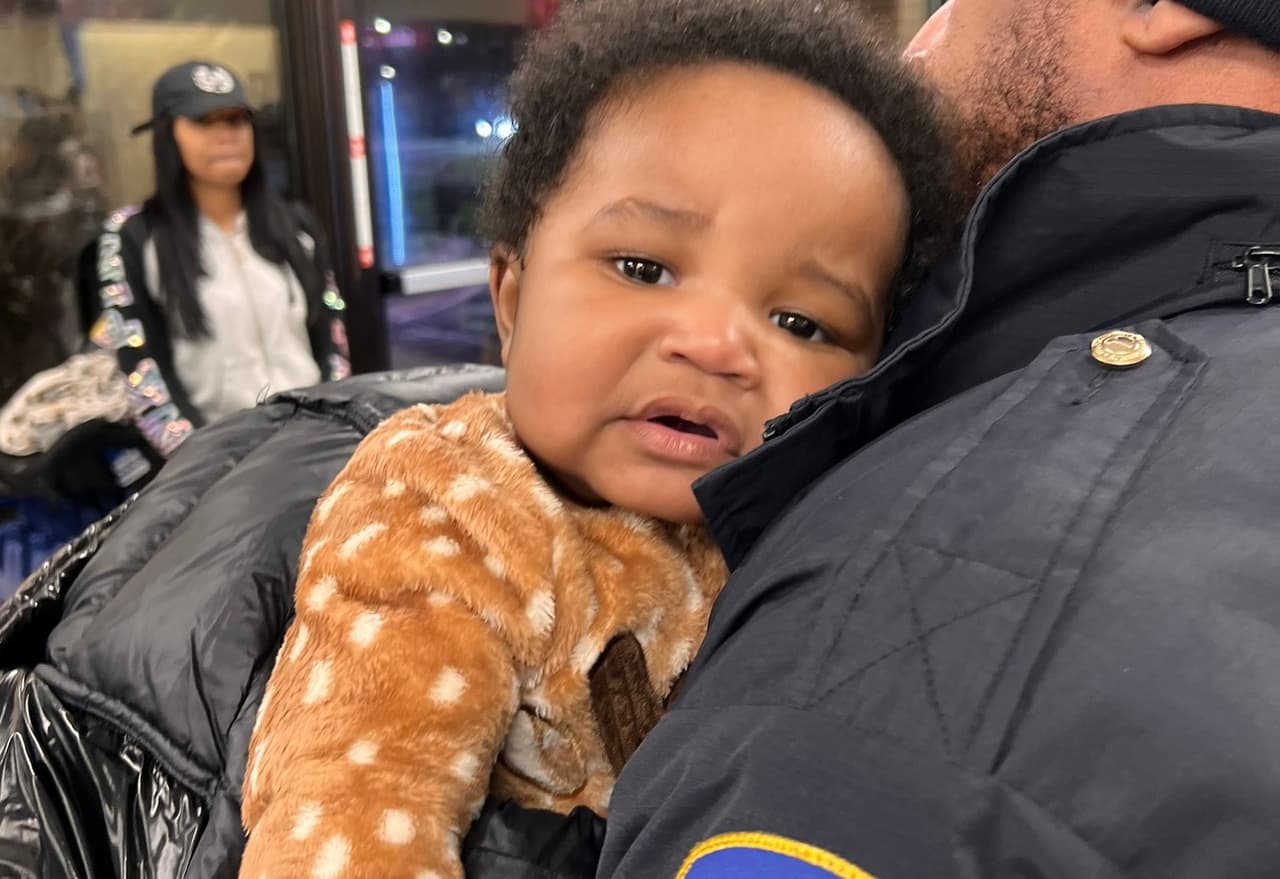 Policías hallan a un bebé desaparecido justo cuando, exhaustos, pararon su búsqueda para comer algo