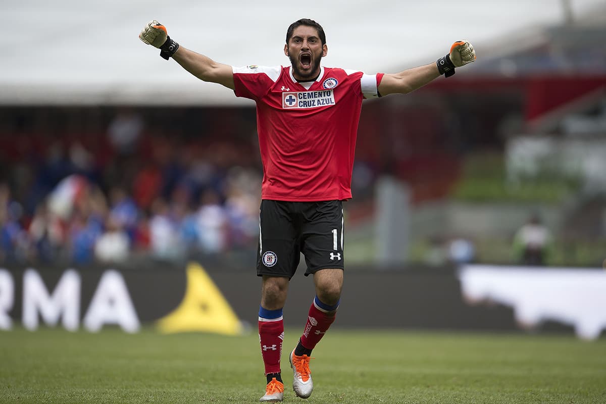 Un solo gol ha recibido en cinco partidos el arquero José de Jesús Corona, quien celebra el triunfo de Cruz Azul.