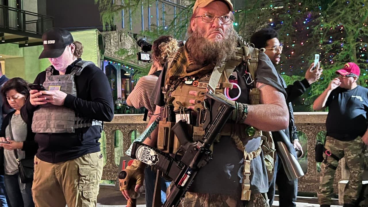 Grupos en contra del evento se presentaron con personas armadas alegando que el show no debería de ser abierto para menores de edad.