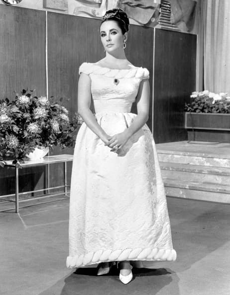 La actriz Elizabeth Taylor estrenó este vestido del diseñador a inicios de los sesenta, para su película 'The VIP's'.