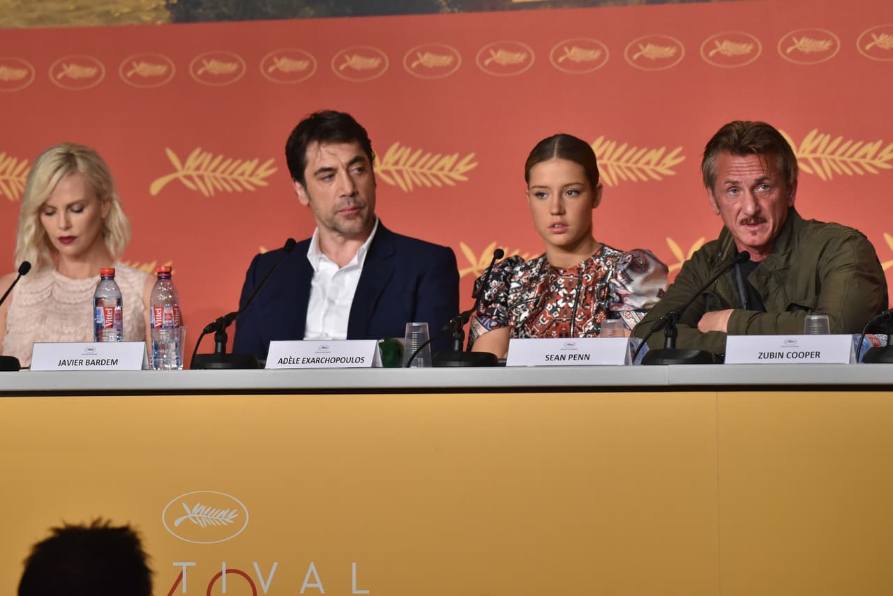 También en la conferencia de prensa, ella estuvo a dos lugares de distancia, y se evitaban.