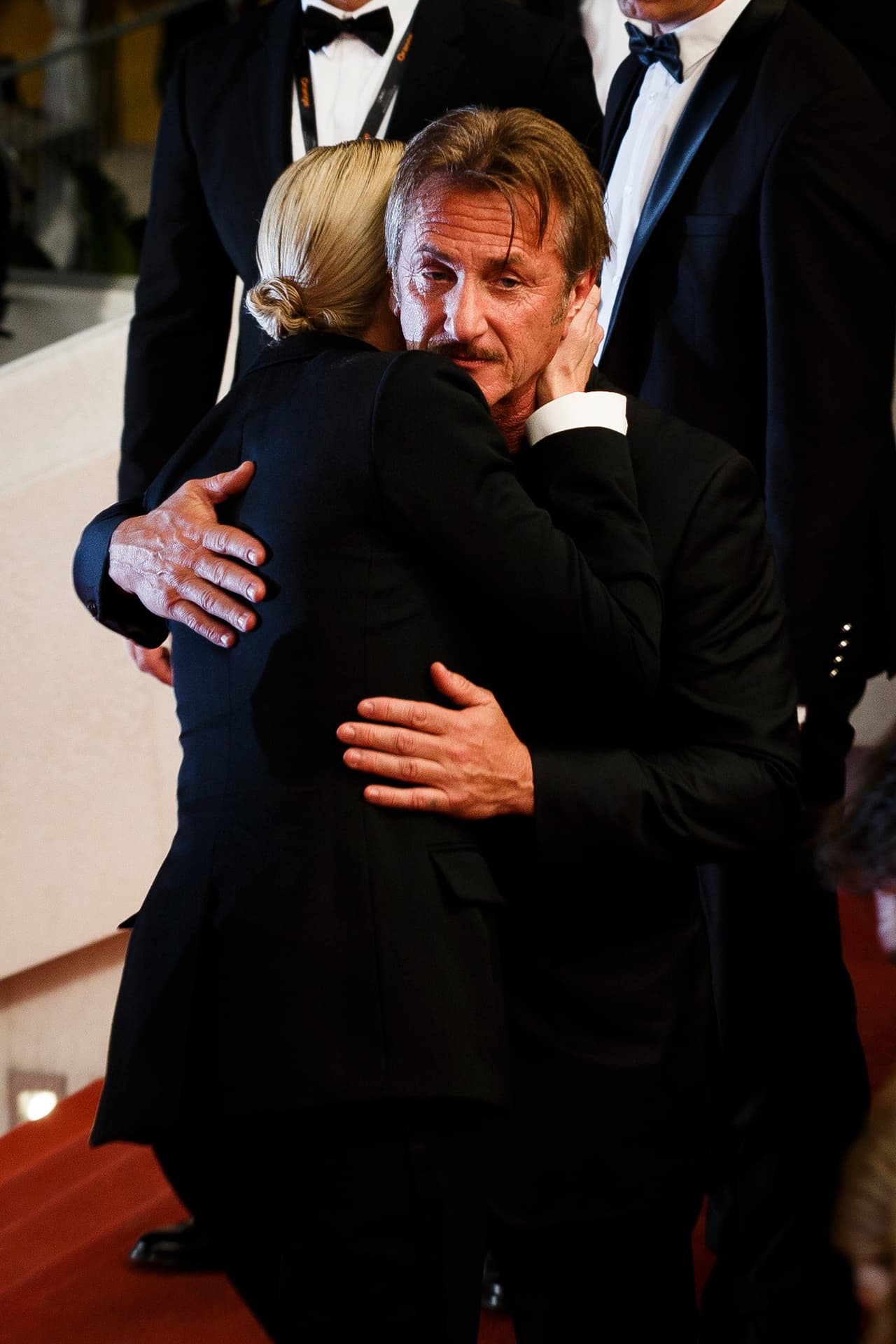 Charlize le dio un beso y abrazo a Sean.