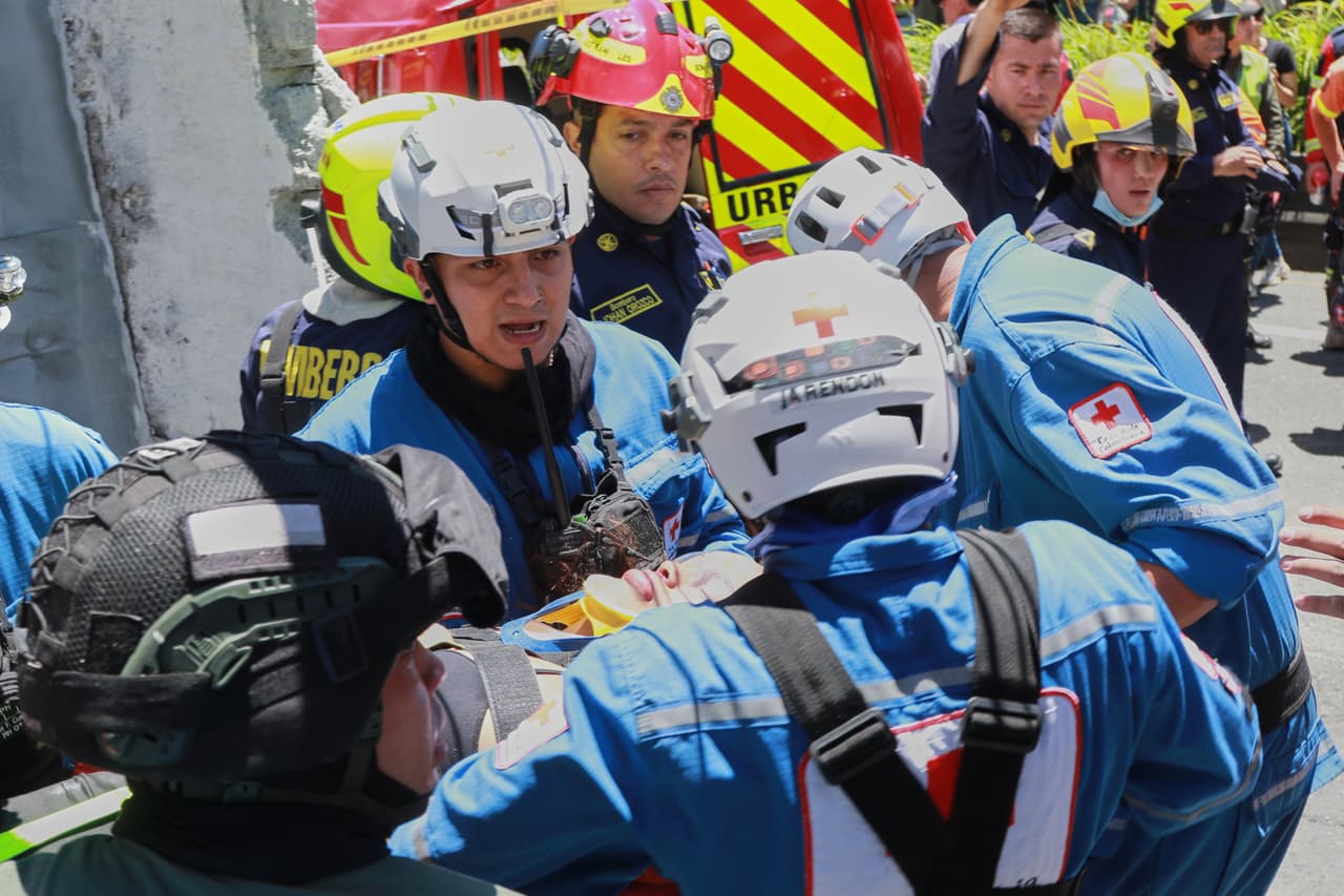 Los rescatistas transportan a un sobreviviente sacado de entre los escombros tras el terremoto que azotó Manizales, Colombia, el lunes 10 de agosto de 2026