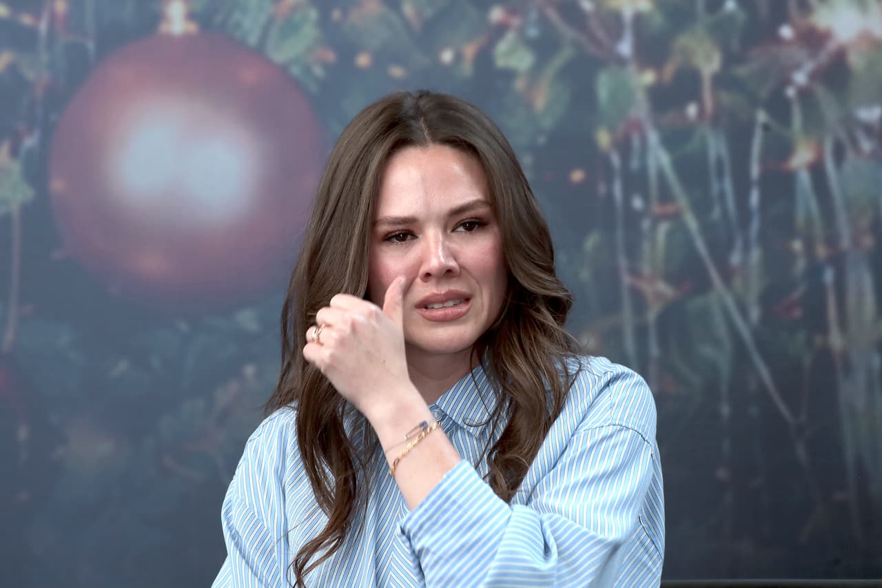 Joy Huerta llora en conferencia de prensa al confirmar que su hermano Jesse deja el proyecto musical.