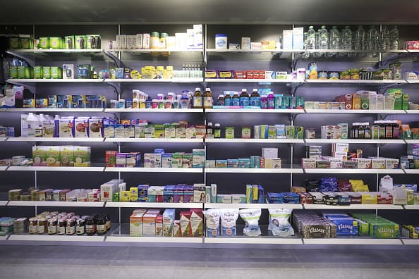 Las toallitas higiénica para la nariz, un termómetro, un aerosol nasal, fluidos ricos en electrolitos y otros productos que ayudan durante una enfermedad similar a la gripe te ayudarán a aliviar los síntomas.