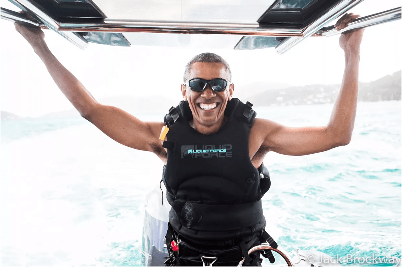 Barack Obama se divierte haciendo kitesurf en sus vacaciones caribeñas con sir Richard Branson