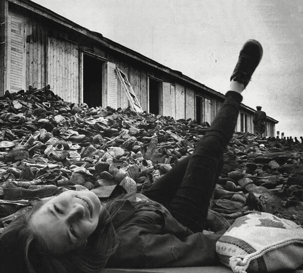 Yolocausto es un experimento fotográfico que combina selfies de turistas con imágenes de los campos de concentración de la Segunda Guerra Mundial.