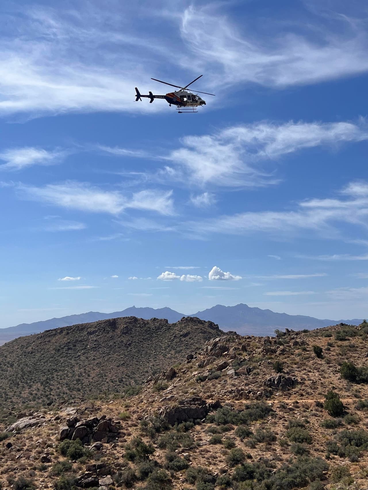 La tripulación de tres inició el operativo desde el hangar en KRMC y comenzó a buscar en el lado este de las montañas Cerbat, mientras los rescatistas en tierra realizaban una búsqueda de ruta y ubicación. El helicóptero localizó al excursionista herido en una zona muy rocosa a la que no se podía acceder en vehículo.