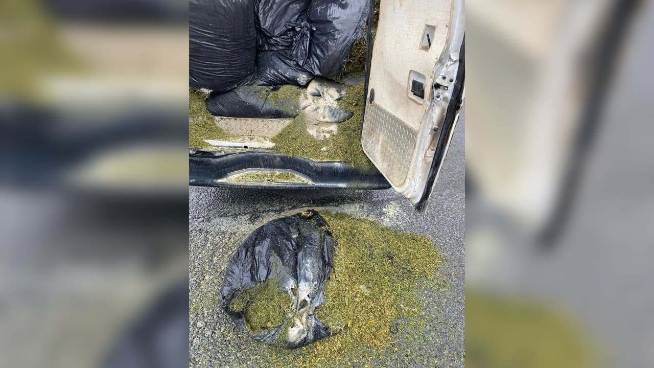 El conductor fue tratado por quemaduras y transportado a un hospital local.
<br>