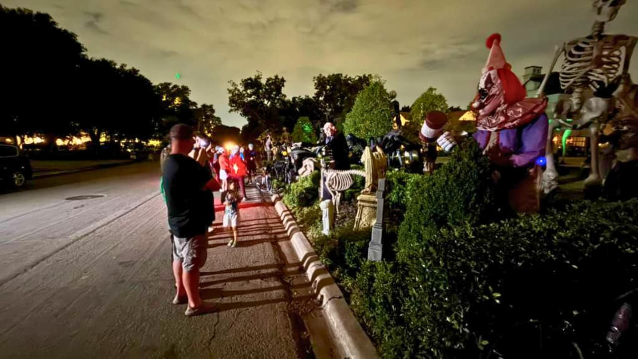 <h3 class="cms-H3-H3">La reacción de los vecinos </h3>
<br>Para los residentes de Preston Hollow,
<b>el encanto se convirtió en una pesadilla. </b>Lo que empezó como una idea familiar se transformó en
<b>un evento masivo que afecta la vida diaria.</b>
<br>“El lugar adecuado para decoraciones de tamaño comercial no es un vecindario residencial tranquilo”, declaró la concejal Gay Donnell Willis, representante del Distrito 13, donde se ubica la casa. Algunos vecinos han denunciado
<b>bocinazos, bloqueos de cocheras y basura en las calles. </b>Una residente dijo a medios locales que ya
<b>no se atreve a caminar con sus hijos por la zona durante la noche por la cantidad de autos estacionados.</b>