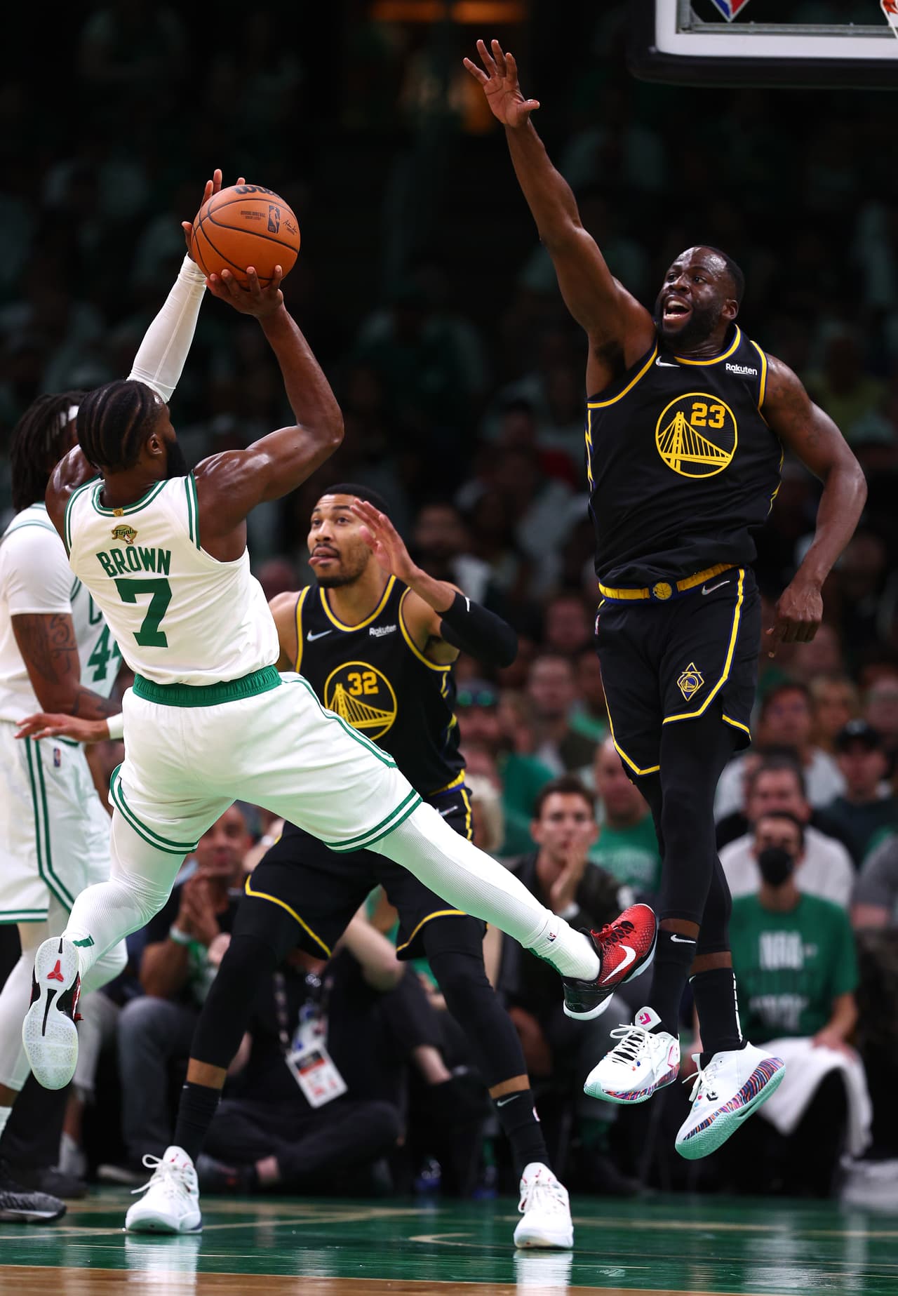Con 43 puntos de un titánico Stephen Curry, los Golden State Warriors vencieron el viernes 107-97 en la cancha de los Boston Celtics y empataron 2-2 en las Finales de la NBA.