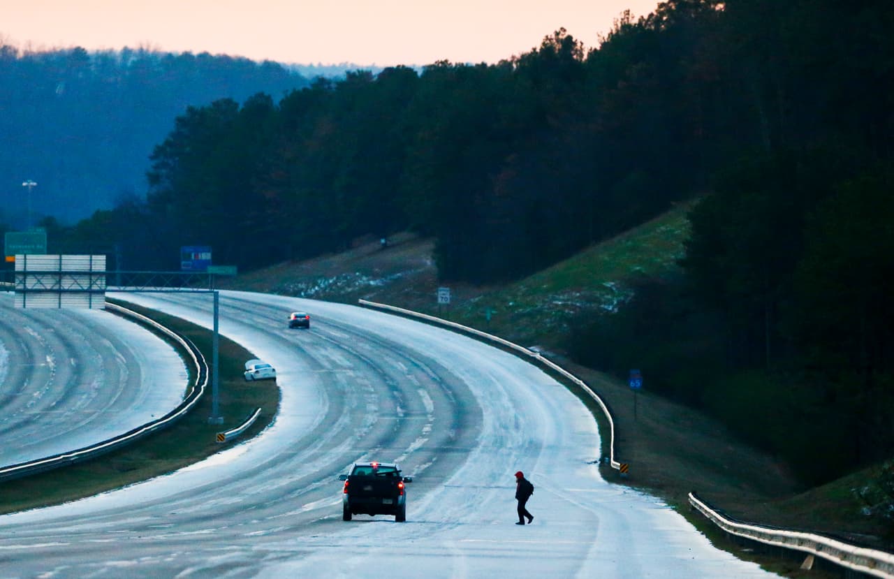 Hasta ahora se ha reportado solo una víctima fatal: un hombre cuya camioneta se salió de un camino cubierto de nieve en Kentucky el jueves.
