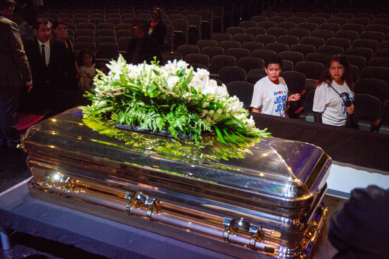 Las personas caminaban frente a féretro y sólo se podían detener unos instantes.