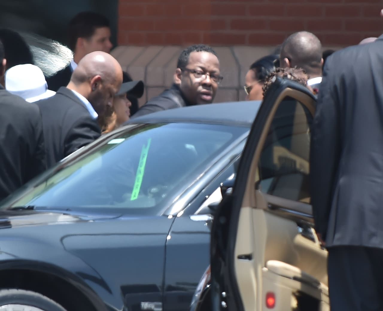 Bobby Brown abandonó la capilla totalmente devastado, TMZ reportó que aunque no dio un discurso, dedicó un mensaje escrito a su hija en el programa del funeral: "I also will always love you".