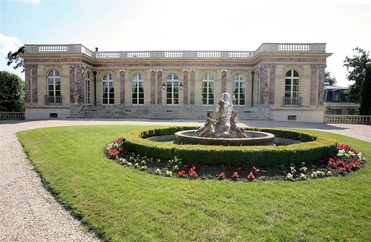 El lugar donde posiblemente podría vivir Messi y su familia es llamado Palacio Rosa (Palais Rose), construcción del año 1900 inspirada en el Grand Trianon y que está catalogado como monumento de interés histórico, pues cuenta con techos altos, grandes ventanas y muebles de la época. La residencia se encuentra 20 minutos de París.