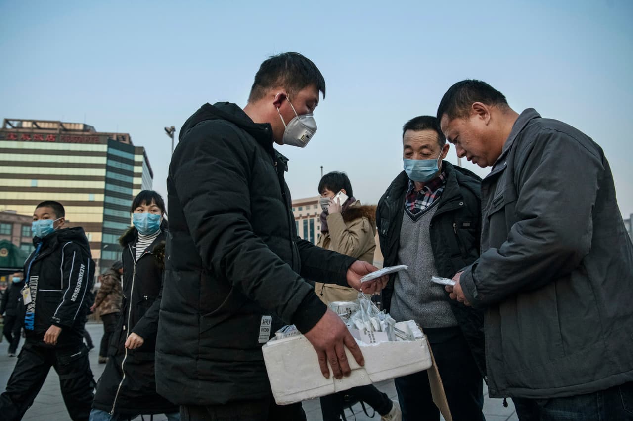 Los síntomas del coronavirus son tratados con fármacos para el dolor y la fiebre, y se le aconseja a la gente tomar líquidos en abundancia y quedarse en casa descansando. La mayoría de las personas que presentan el coronavirus común se recuperan sin requerir atención médica. La fotografía muestra a un vendedor de mascarillas protectoras en Beijing, China, el 22 de enero de 2020.