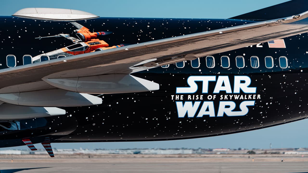 El diseño no se había visto antes en un avión cuyo exterior está cubierto con un manto de estrellas basado en la nave espacial de combate X-wing y TIE.