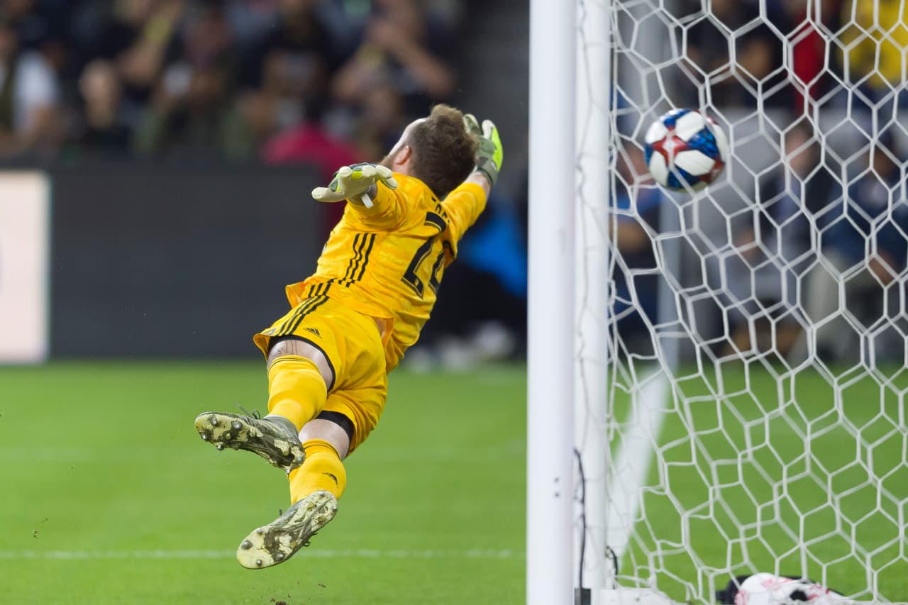 ¿Qué sería de Major League Soccer sin los grandes arqueros que han engalanado -y lo siguen haciendo- los partidos más impactantes de la liga?
<br>
<br>Llaga la hora de destacar a algunos de los que han sobresalido en un torneo valorado por la calidad que se acumula bajo los tres postes.