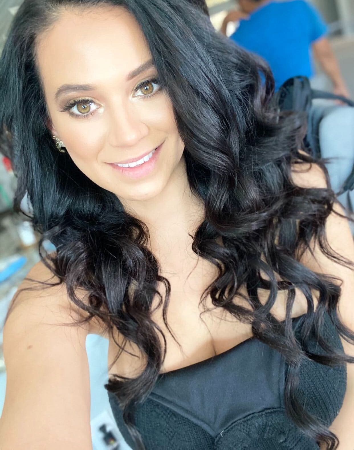 No importa si es rojo, verde o negro, ella siempre sabe c贸mo lucirlo.