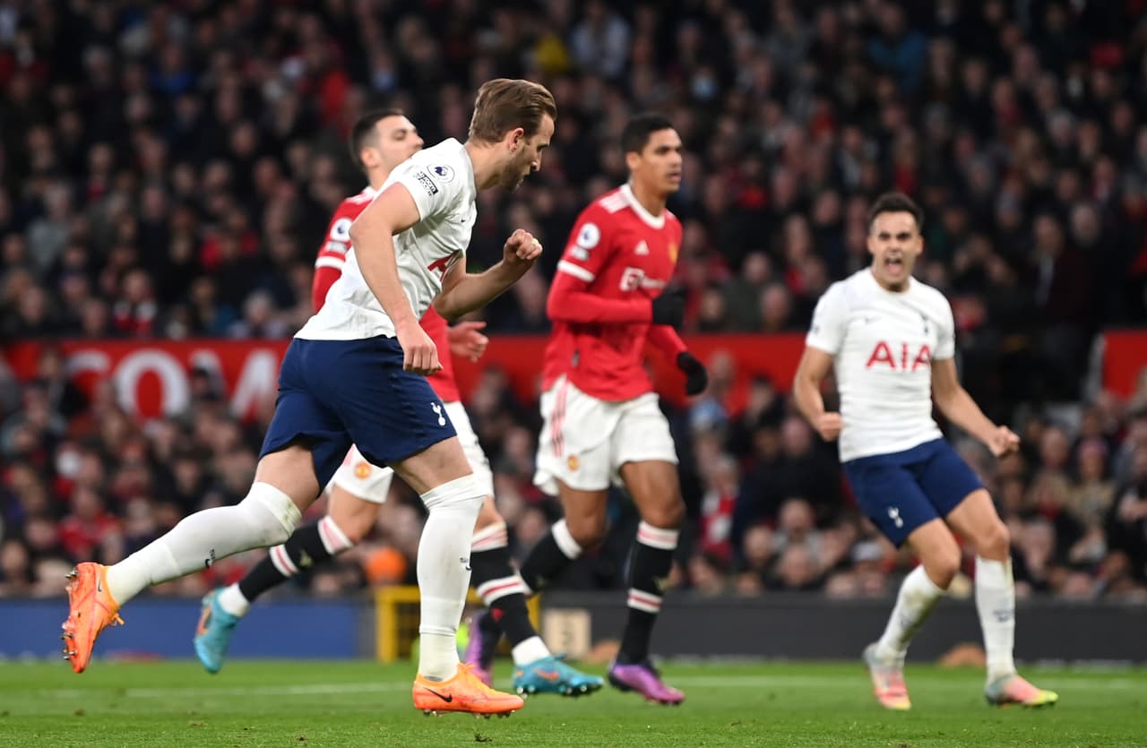 Cristiano Ronaldo anotó hat-trick para que el Manchester United venciera 3-2 al Tottenham.