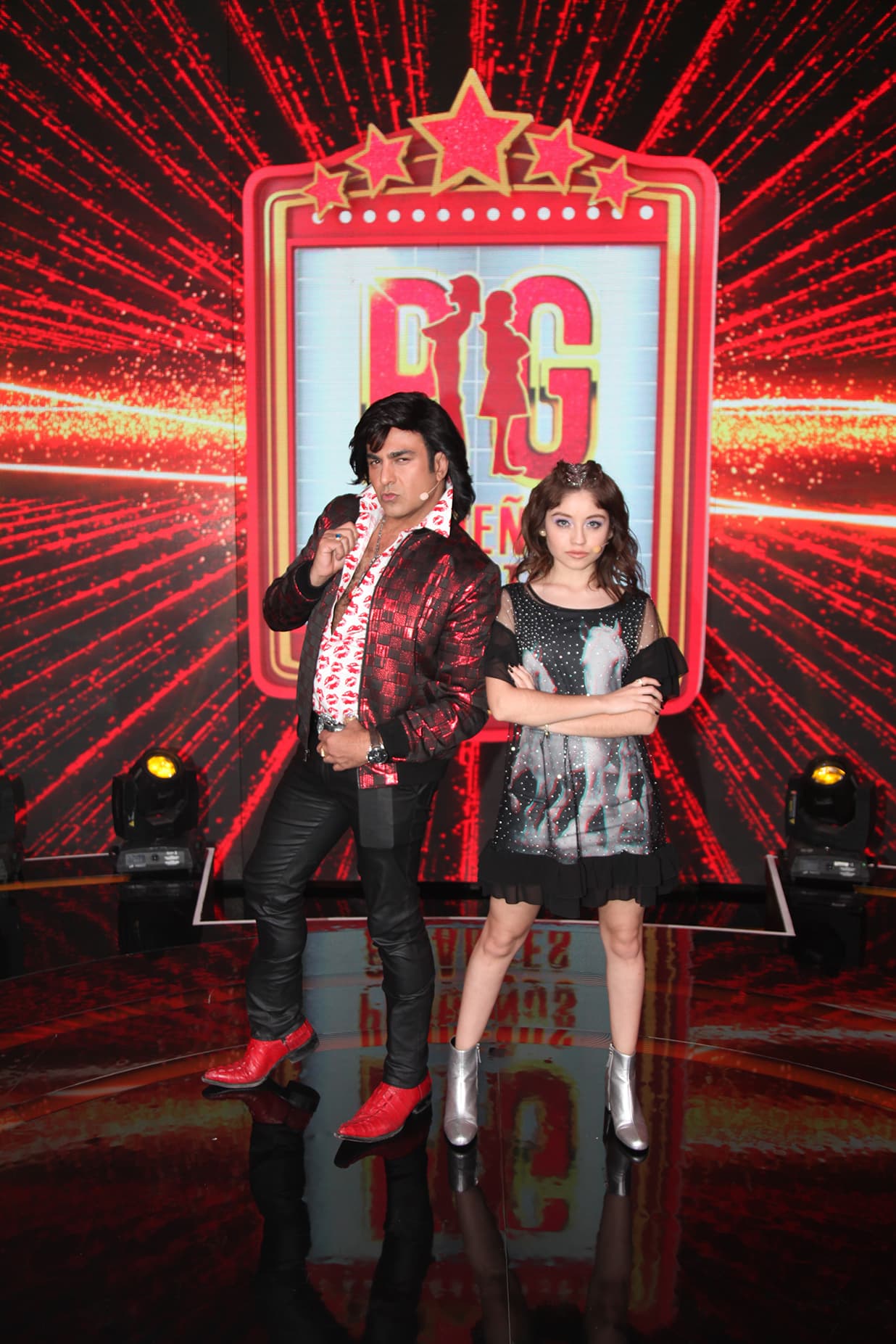 Para el segundo domingo, Albertano hizo a un lado los fuertes contrastes y se fue con los estampados. Esta noche sorprendió a todos llevando una camisa llena de labios rojos, que combinó con un saco rojo con negro, unos pantalones de cuero negros y unas botas rojas.