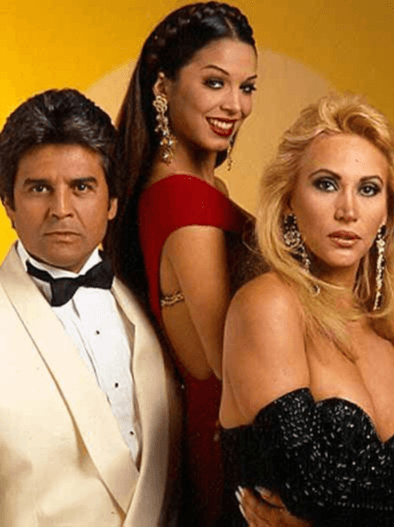 Además de ser la protagonista, Laura León cantó el tema principal de la telenovela 'Dos mujeres un camino'.