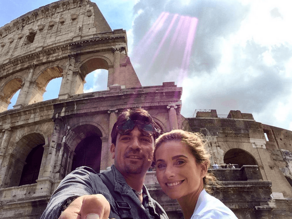 Y en sus ratos libres aprovechan para viajar como recién enamorados.