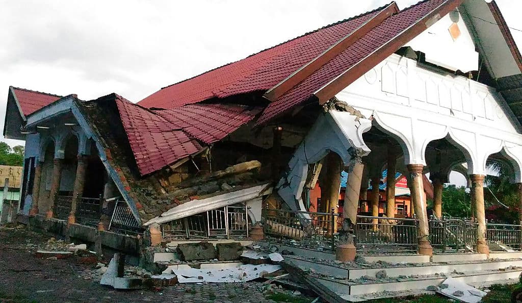 Casi un centenar de muertos y decenas de heridos por un fuerte sismo en Indonesia