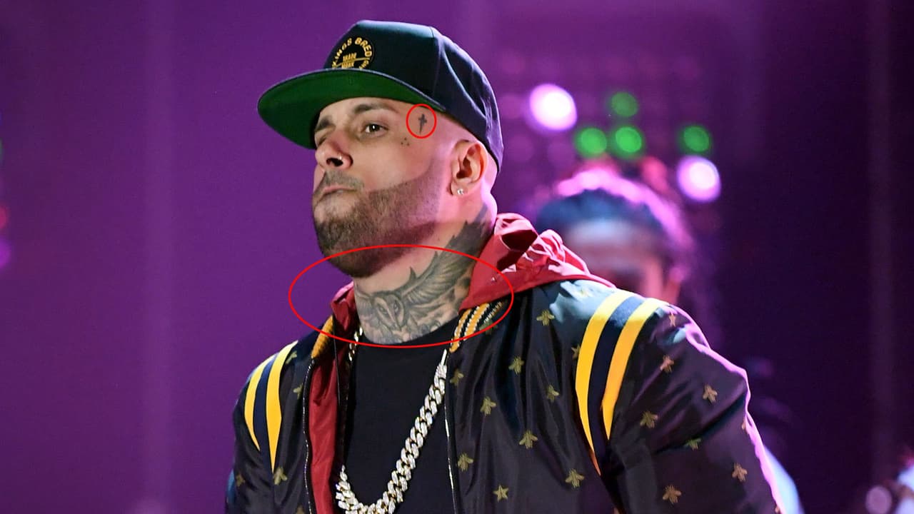 <b>Nicky Jam</b>: el artista tiene un inmenso y muy característico tatuaje de alas en la parte frontal de su cuello. Además, tiene una cruz pequeña al lado del ojo, entre otros.
<br>