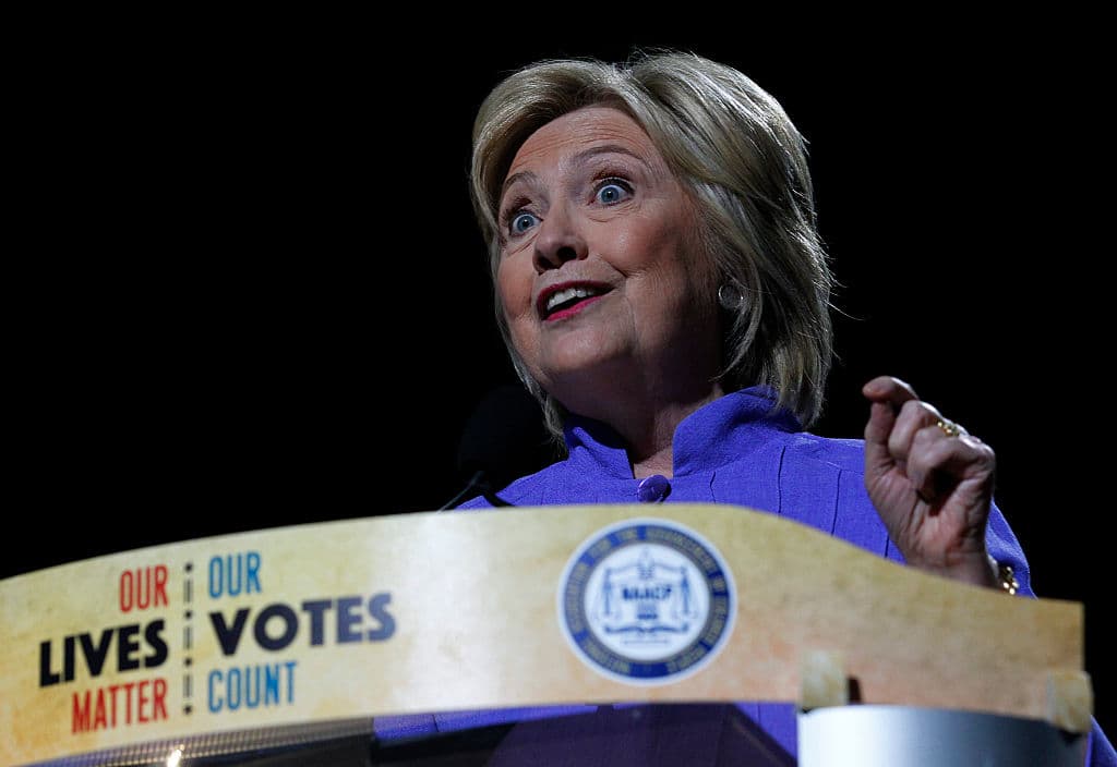 Cómo la pelea encarnizada entre Cruz y Trump le alegró la noche a Hillary Clinton