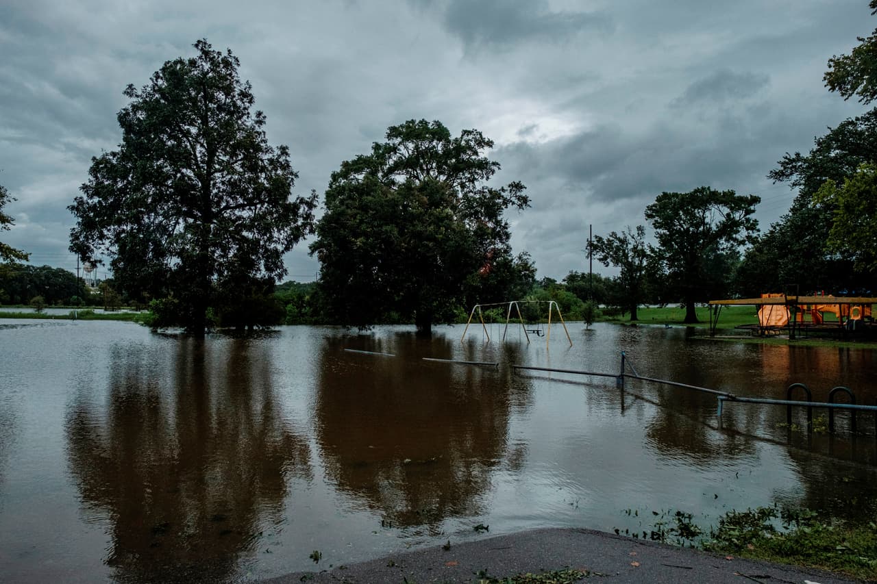 Un parque inundado en la ciudad de Lafayette, Louisiana, a unas 100 millas al este del área donde tocó tierra el ojo del huracán Laura.
