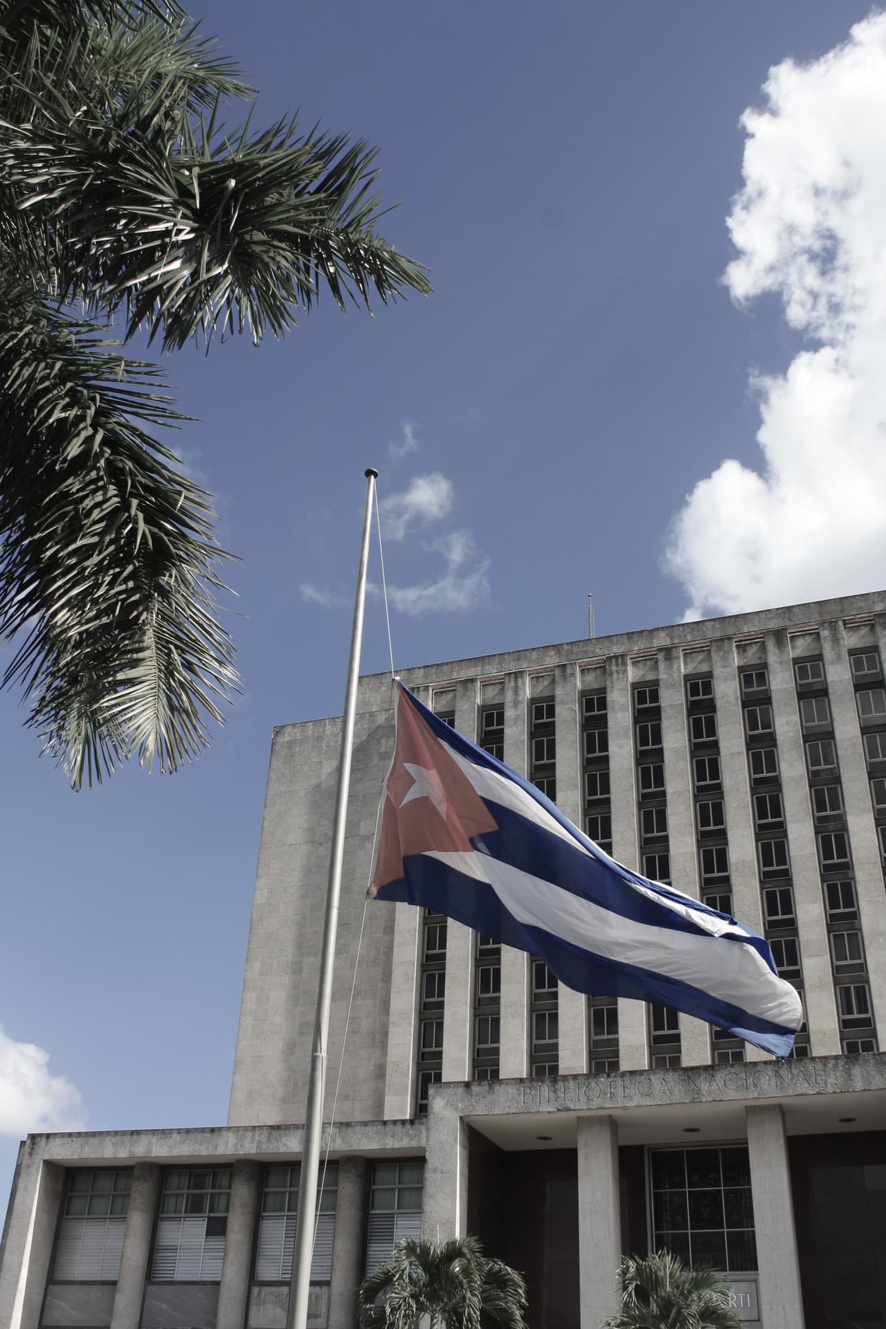 Las banderas de los edificios públicos lucían a media asta, como esta de la embajada estadounidense.